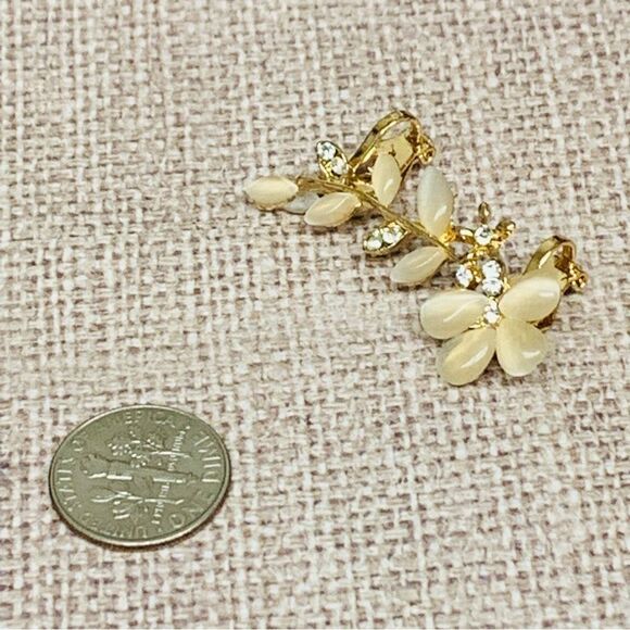 Gold Acrylic Mother of Pearl Floral Ear Clip - Picture 1 of 2